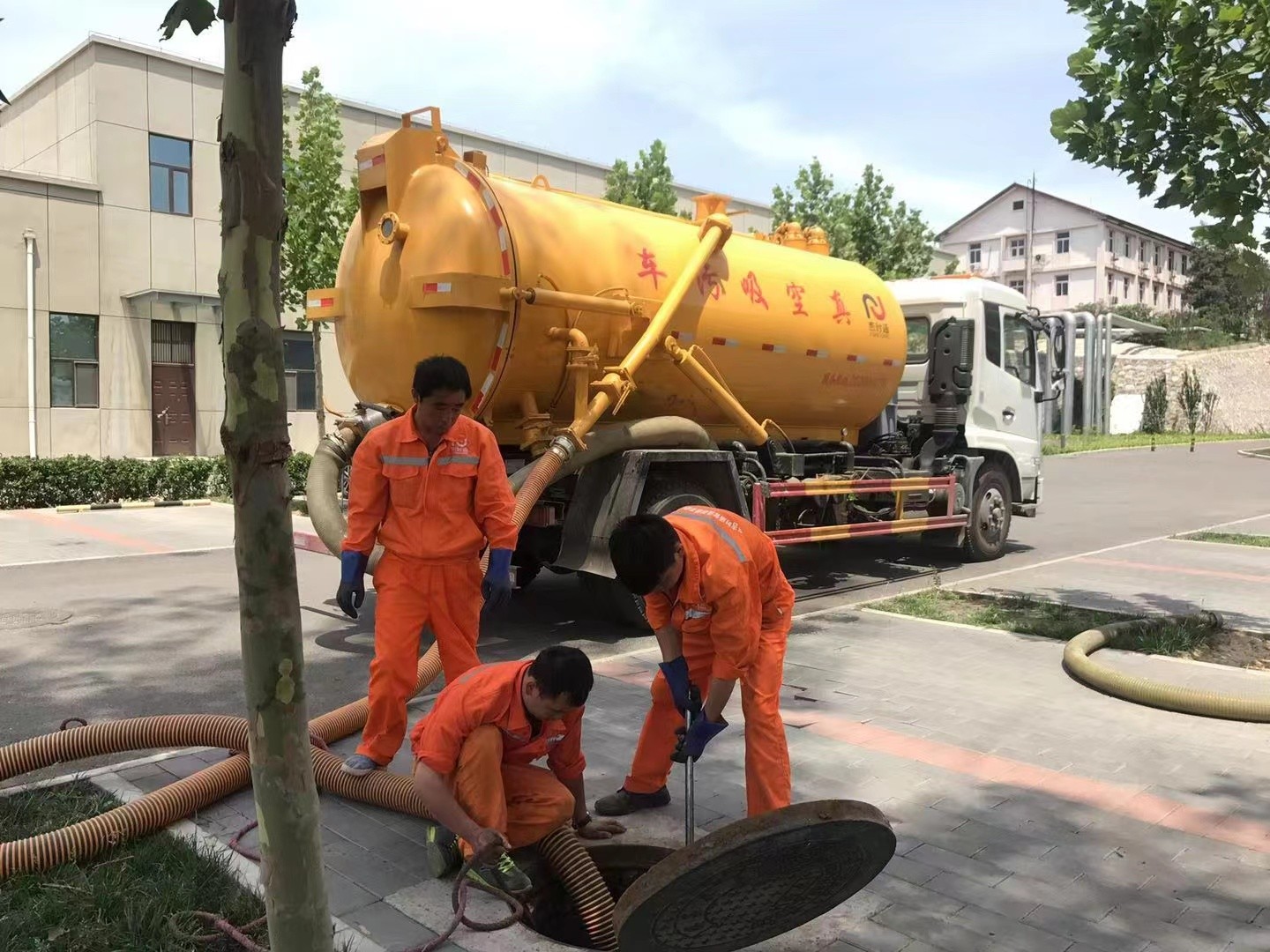 平乐管道疏通车停在窨井附近